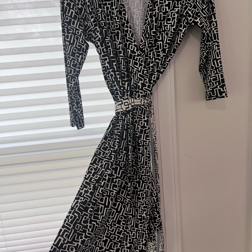 J McLaughlin black and white wrap dress - Picture 8 of 10